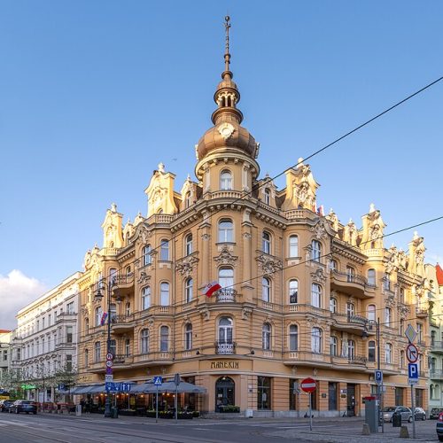 960px-Kamienica_przy_placu_Wolno%C5%9Bci_1_2023.jpg