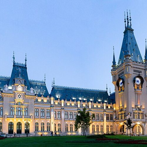 960px-Palatul_Culturii_Ia%C8%99i_-_seara_din_lateral_%28cropped%29.jpg