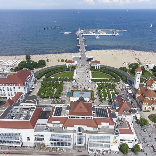 960px-Sopot_Molo_and_main_square_2024_aerial.jpg