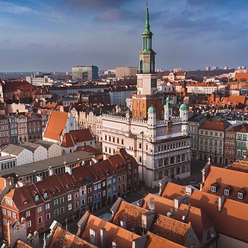 960px-Stary_Rynek_w_Poznaniu%2C_widok_z_drona_%28cropped%29.jpg
